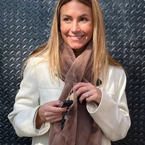 🎅Christmas Special Deals ⚡50K+ SOLD!🧣Ultra-Soft Faux Fur Pull-Through Scarf with Secret Zipper Pocket🌟