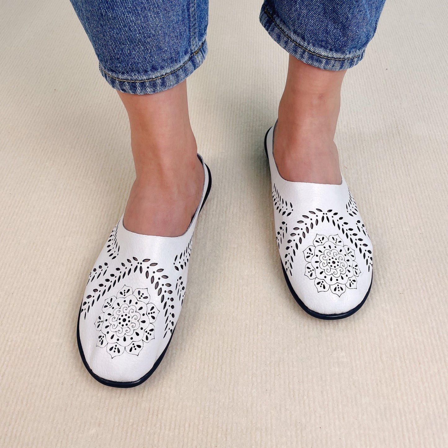 Loose-fitting slippers with a floral cutout, suitable for all foot types