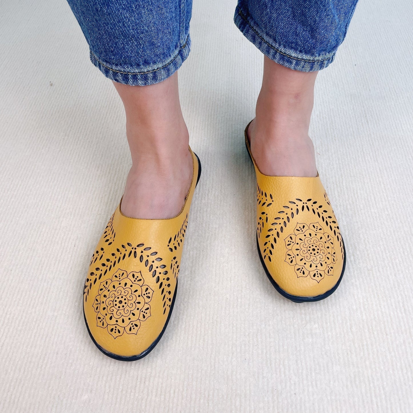 Loose-fitting slippers with a floral cutout, suitable for all foot types