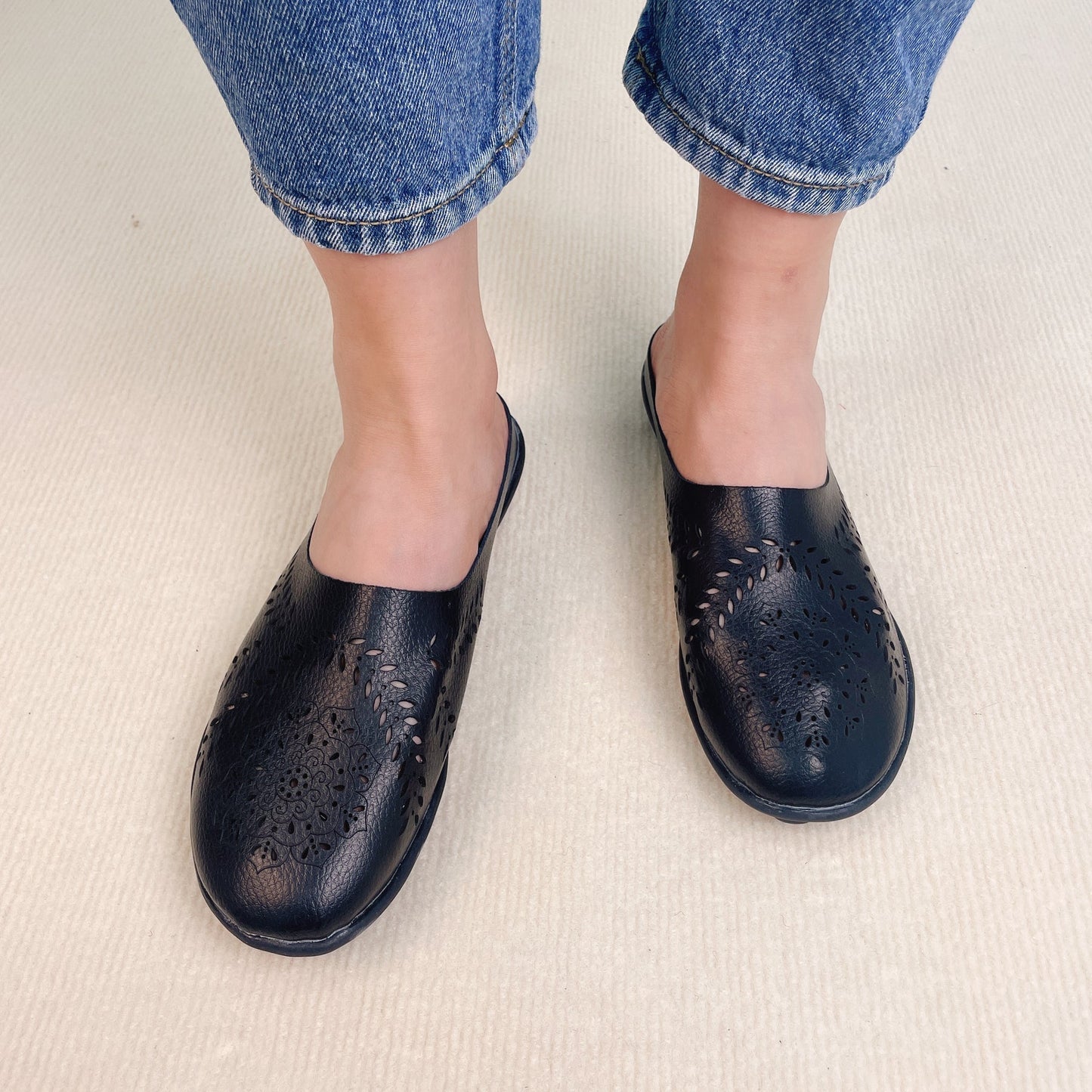 Loose-fitting slippers with a floral cutout, suitable for all foot types