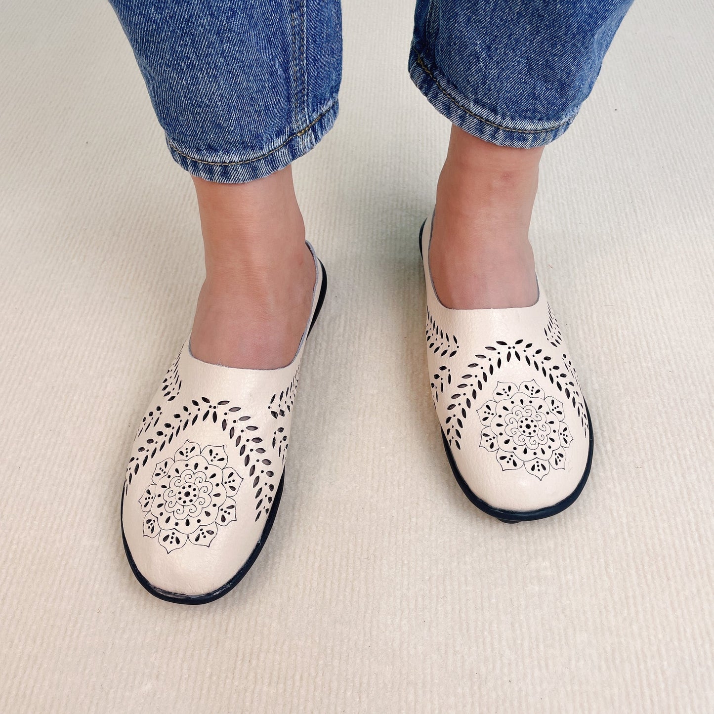 Loose-fitting slippers with a floral cutout, suitable for all foot types